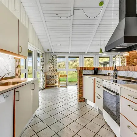 בית נופש Awesome In Ringkbing With Wifi, Private Swimming Pool And Indoor Swimming Pool