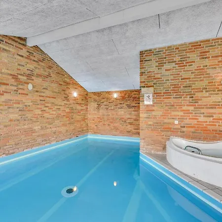 בית נופש Awesome In Ringkbing With Wifi, Private Swimming Pool And Indoor Swimming Pool Søndervig