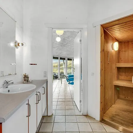 בית נופש Awesome In Ringkbing With Wifi, Private Swimming Pool And Indoor Swimming Pool *